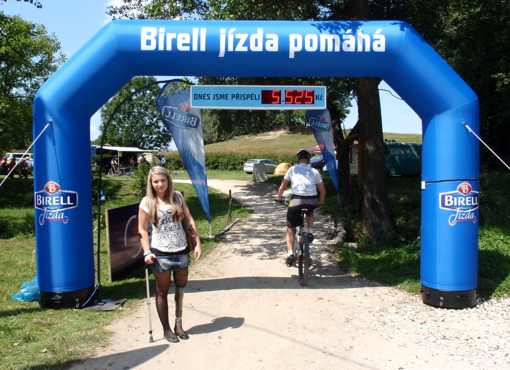Symbolicky prošla Birell branou i osmnáctiletá Věra Závorková z Kutné Hory, které má Birell Jízda pomoci vrátit se na kolo