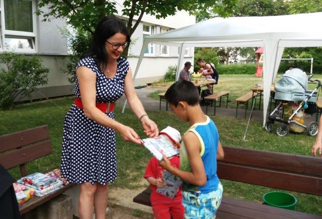 Předsedkyně dozorčí rady NADACE AGEL PhDr. Dušana Chreneková, MBA, předává dárky dětem Azylového domu Gloria v Praze