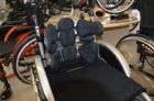 Šikovná pomůcka pro vozíčkáře – ergonomická zádová opěrka k mechanickému vozíku