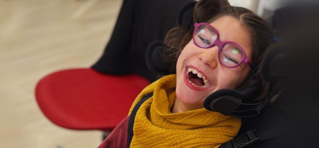 Smiling Crocodile, o.p.s. je jedinečné centrum, které pod jednou střechou poskytuje komplexní podporu dětem s nejtěžšími formami kombinovaného postižení a jejich rodinám Smiling Crocodile, o.p.s. je jedinečné centrum, které pod jednou střechou poskytuje komplexní podporu dětem s nejtěžšími formami kombinovaného postižení a jejich rodinám