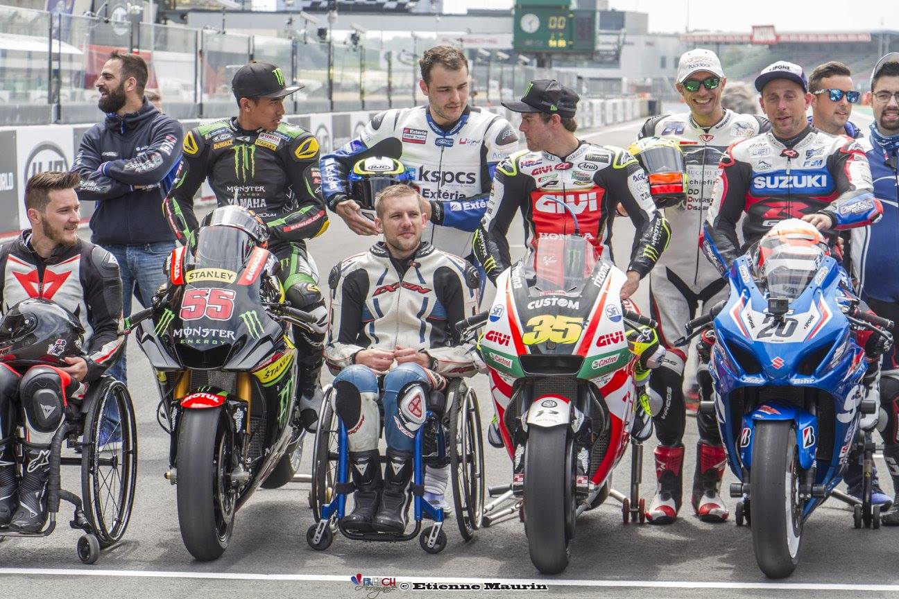 Vzadu uprostřed Martin vpředu hvězdy MotoGP 55 Hafizh Syahrin a 35 Cal Crutchlow