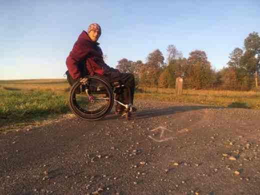 Tomášovi Moravikovi umožňuje nový invalidní vozík lepší mobilitu