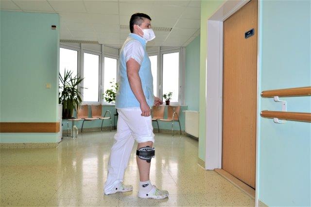 Rehabilitační pomůcku využívá pan doktor Marek Bilik i při práci v prostějovské nemocnici