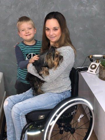 Nikola Pszoczolková na novém vozíku může trávit čas aktivně se synem