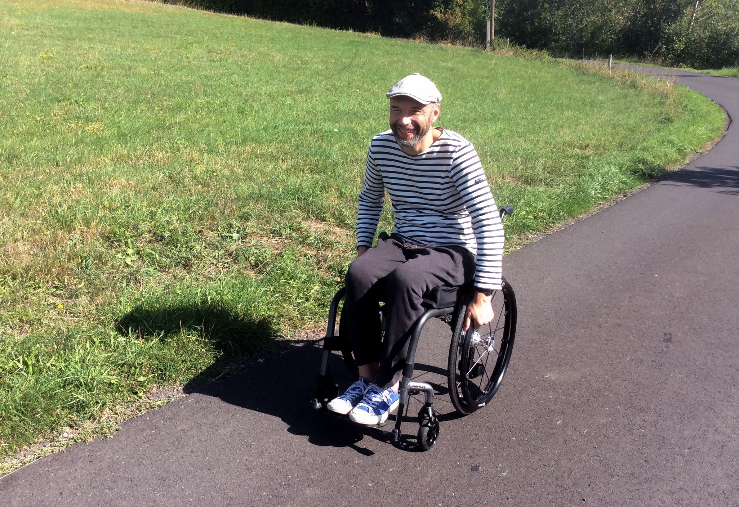 Šťastný Youcef Moussa na svém novém vozíku