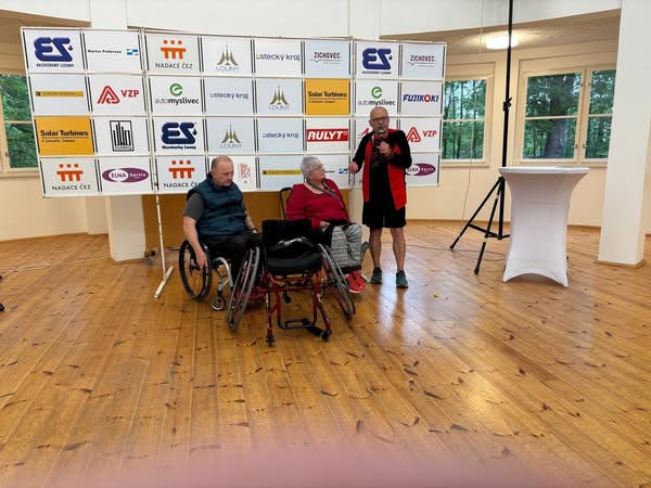 Předání sportovního vozíku Tomáši Mošničkovi