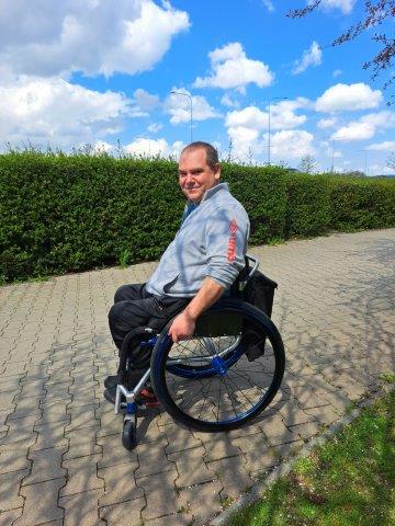 Jan Hašek s novým mechanickým vozíkem