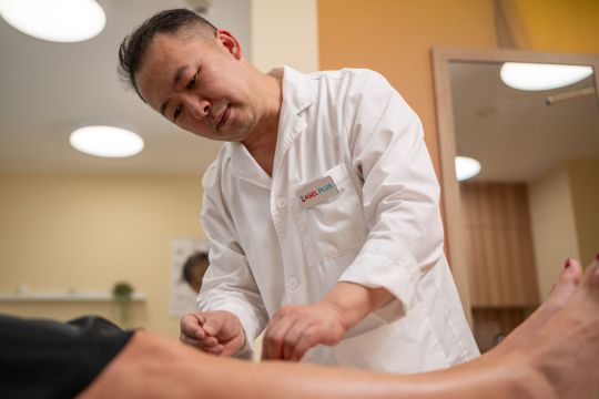 Guan Xin, M.D., Ph.D., vedoucí lékař ambulance tradiční čínské medicíny
