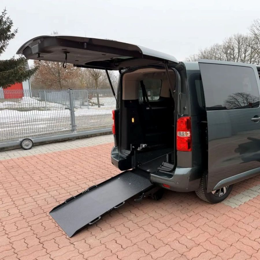 Auto s&nbsp;plošinou pro Emu - ilustrační foto