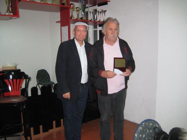 Pan Lupoměský daroval pamětní dekoraci panu tajemníkovi Čakovičovi za udržitelnou spolupráci mezi oběma stranami v Sarajevském klubu neslyšících.