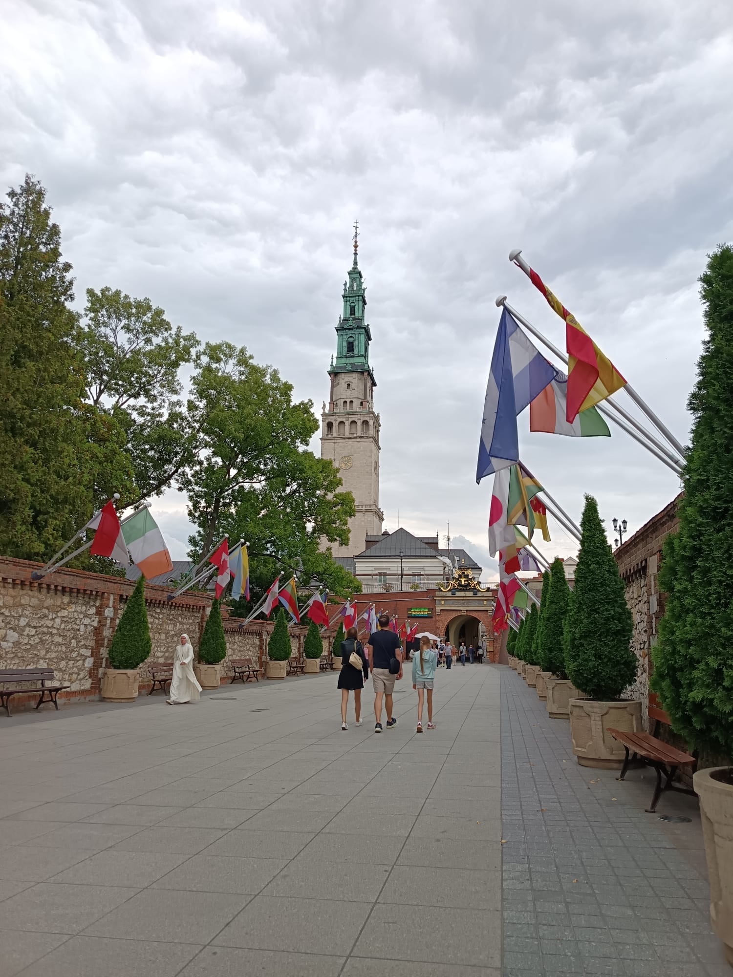 Vchod od hlavního parkoviště