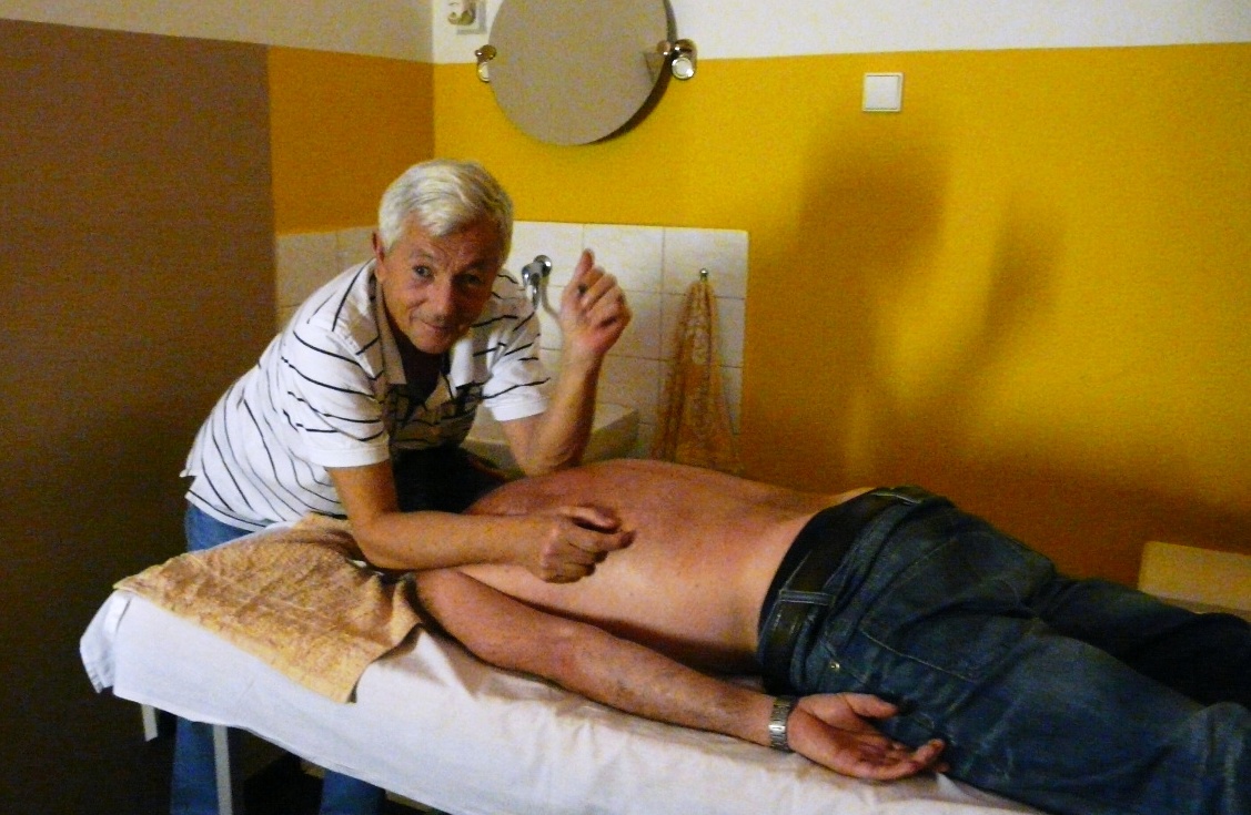 Rudolf Kosina při své práci rehabilitačního maséra