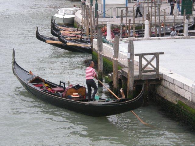 Jeden ze způsobů dopravy v Benátkách