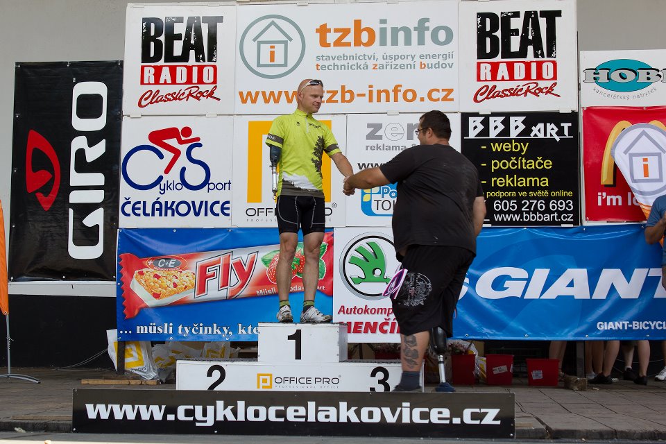Vpravo Tomáš Pouch při předávání cen vítězům závodu