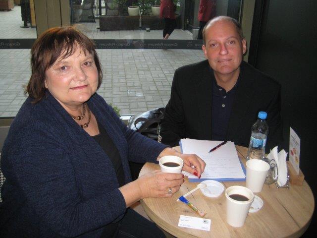 Pan Lupoměský a (zleva) paní Rozcan, prezidentka Polského svazu neslyšících