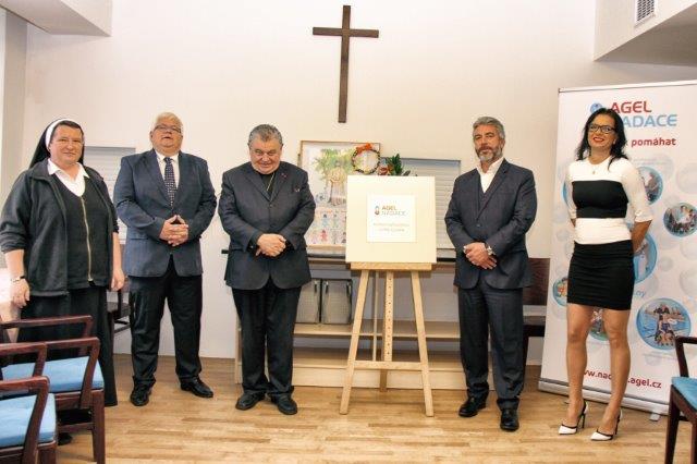 Zleva vedoucí azylového domu sestra Imelda, ředitel Jaroslav Němec, kardinál Dominik Duka, předseda DR spol. AGEL Tomáš Chrenek a předsedkyně