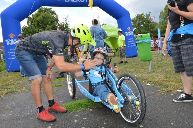 Josef Dressler s jedním s handbikerů