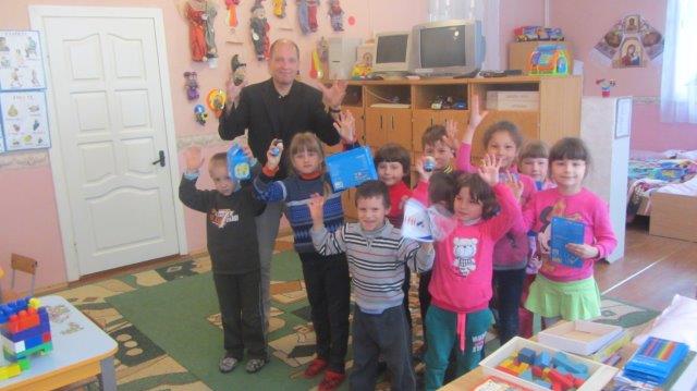 Moldavská MŠ pro neslyšící, děti znakují, vzhůru ruce znamená, že tleskají