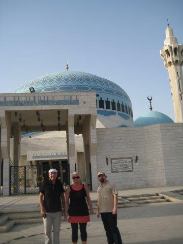 Naproti parlamentu se nachází mešita v Ammánu, nezapomenutelný symbol dohod o Transjordánsko, které se stalo britskou kolonií a časem získalo na Britech plnou nezávislost. Zleva Lupoměský a zprava Mudar, konzultant.