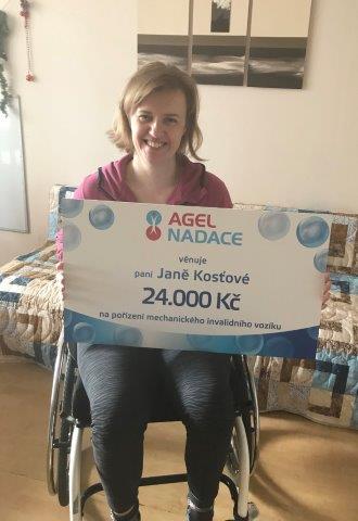  Paní Jana Kosťová je díky novému vozíčku od Nadace AGEL soběstačnější